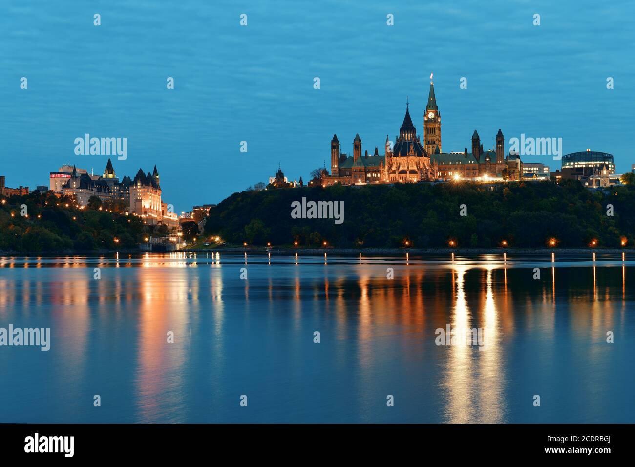 Parliament Hill al tramonto su acqua di Ottawa in Canada Foto Stock