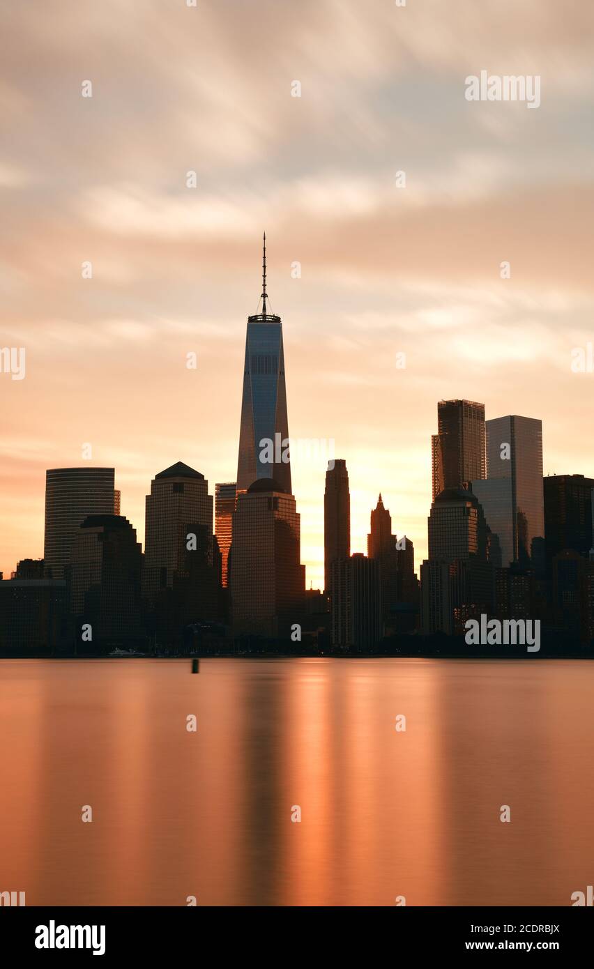 Vista urbana dello skyline di New York City con architettura storica Foto Stock