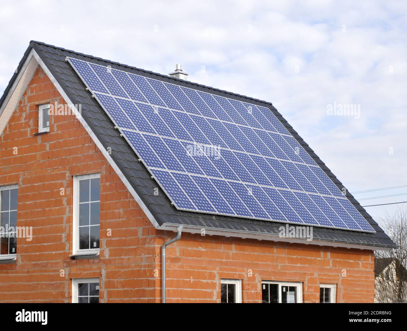 celle solari sul tetto della casa in costruzione Foto Stock