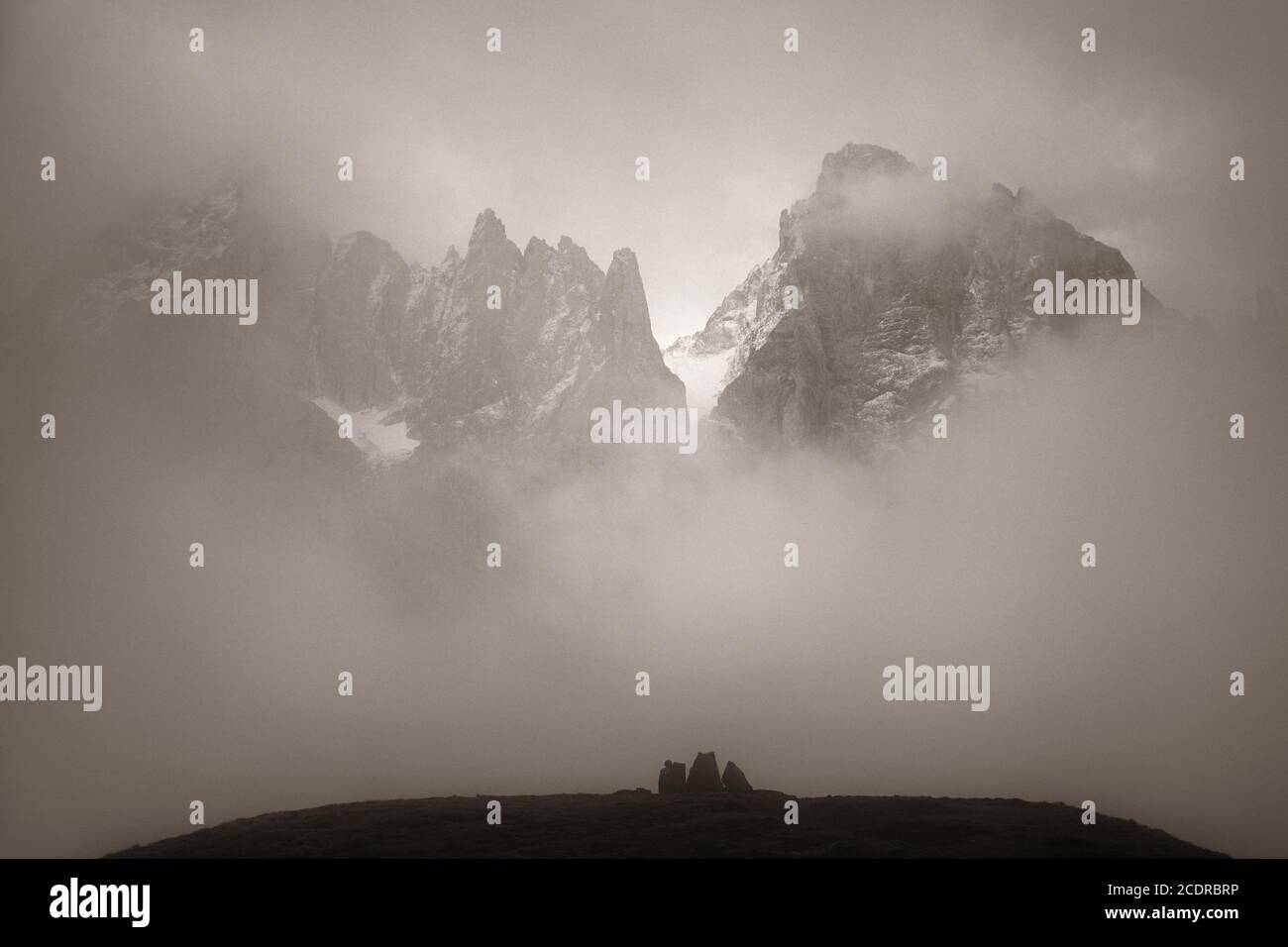 Dolomiti landcape naturale in nebbia in Italia settentrionale Foto Stock