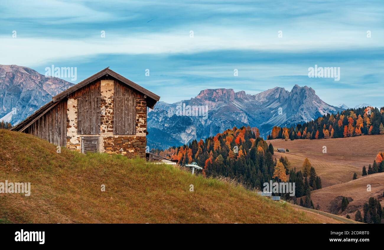 Gli edifici del villaggio nelle Dolomiti nel Nord Italia Foto Stock