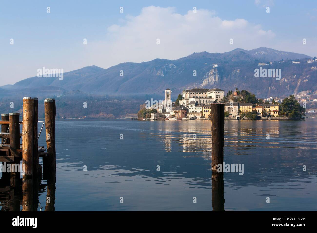 Vista sull'isola di San Giulio sul lago d'Orta in Piemonte Foto Stock