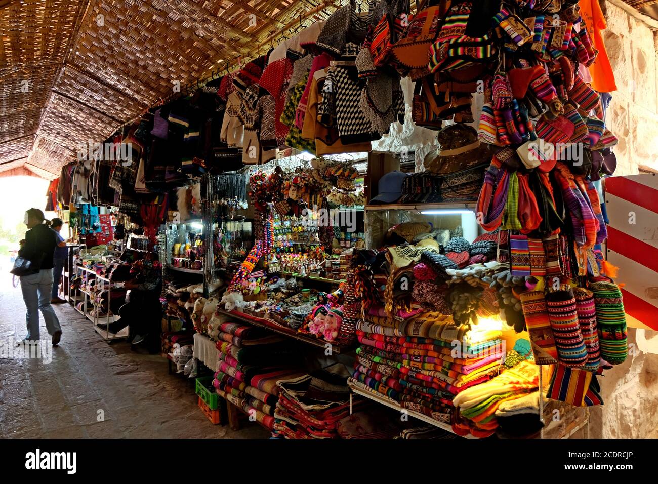 Vestiti colorati fatti a mano e souvenir fatti localmente dal popolo andino  del Cile Foto stock - Alamy