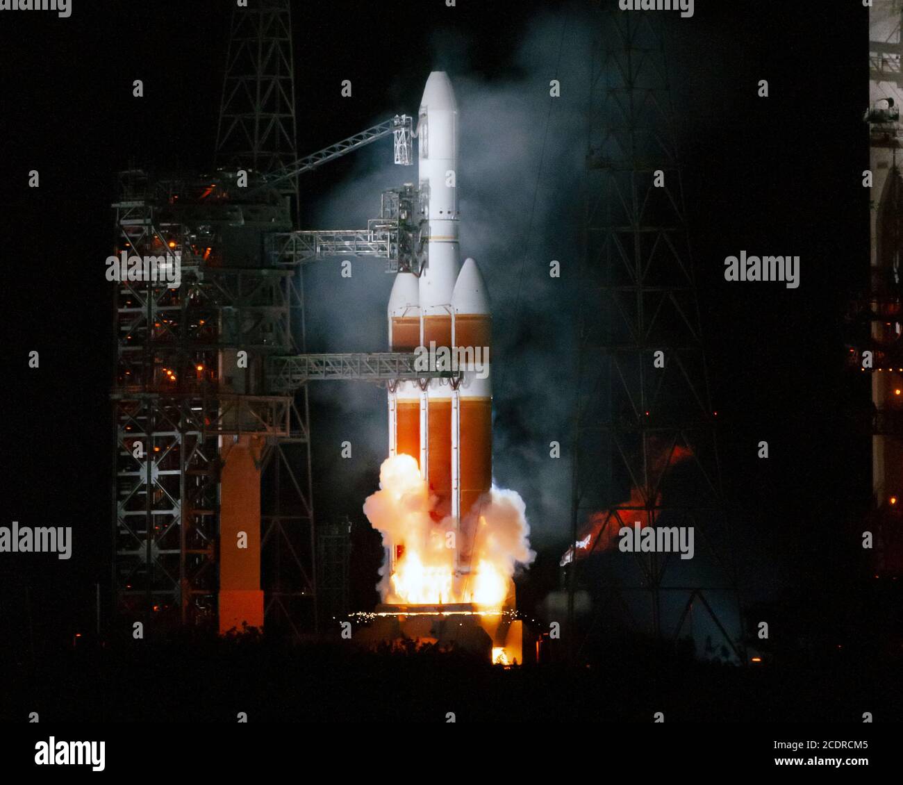 Cape Canaveral, Florida, Stati Uniti. 29 agosto 2020. A T-3 secondi, una United Launch Alliance (ULA) Delta IV Heavy subisce un'interruzione a caldo sul complesso 37 presso la Cape Canaveral Air Force Station, Florida, sabato 29 agosto 2020. I responsabili del lancio presso ULA prevedono che il lancio subirà un ritardo di almeno una settimana, poiché tentano di capire la causa esatta dello spegnimento del motore. Foto di Joe Marino/UPI Credit: UPI/Alamy Live News Foto Stock