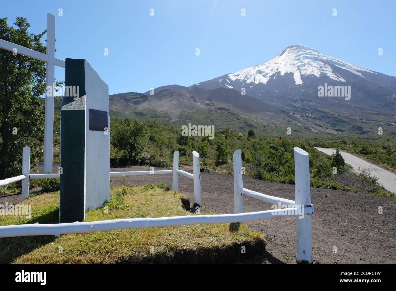 Osorno, chiamato 'Huenauca' che significa pericolo in altezza. Memorial ai soccorritori che sono morti quando il loro elicottero si è schiantato cercando di raggiungere 7 scalatori. Foto Stock