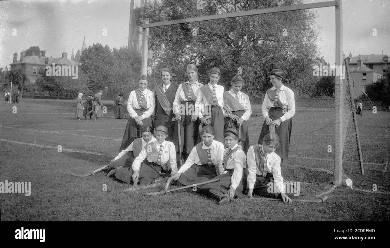 Squadra di hockey delle ragazze nei terreni della scuola inglese, all'inizio del 20 ° secolo    Rex Nan Kivell . Foto Stock