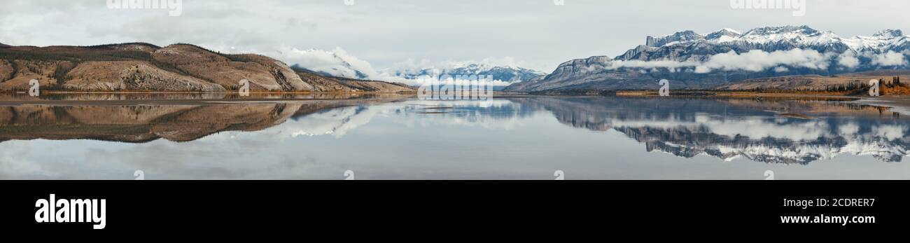 Acqua bella riflessione nel Parco Nazionale di Jasper in Canada Foto Stock