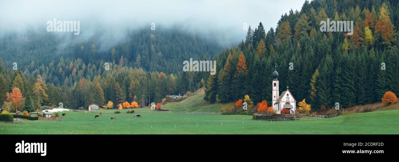 Chiesa delle Dolomiti in terra naturale nel Nord Italia Foto Stock