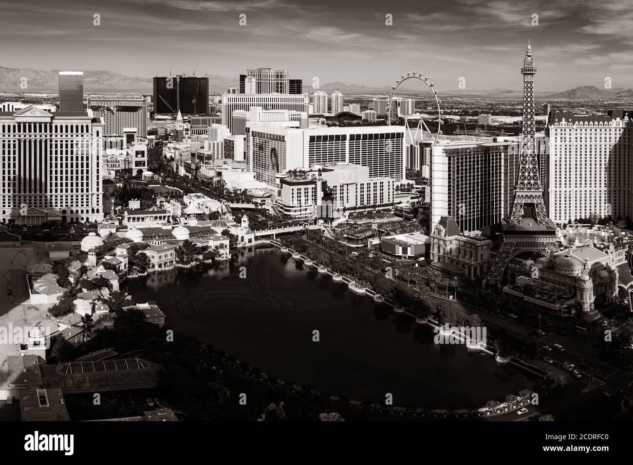 Vista dello skyline cittadino con un moderno hotel casinò e architettura turistica a Strip in Las Vegas. Foto Stock