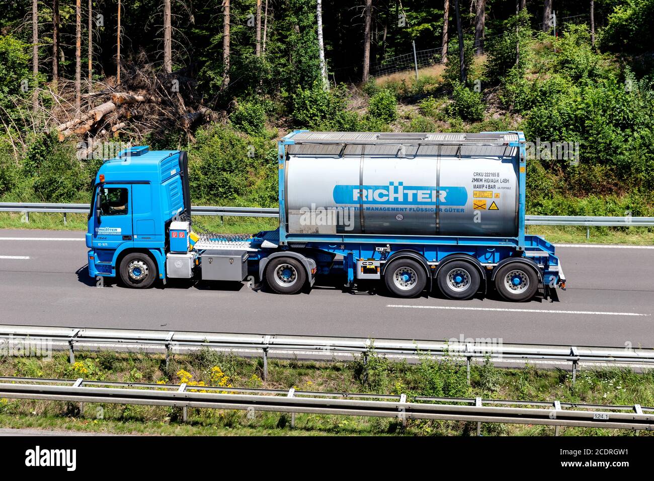 Richter carrello su autostrada. Curt Richter è uno dei maggiori specialisti in Europa per la logistica dei trasporti di merci liquide. Foto Stock
