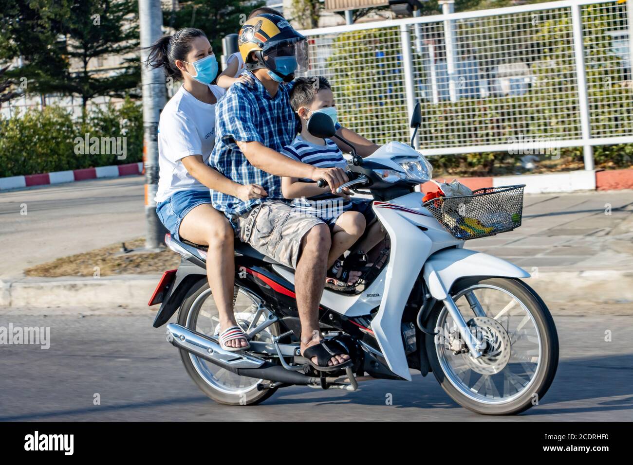 SAMUT PRAKAN, THAILANDIA, Apr 19 2020, UNA famiglia con bambini corre una moto nelle strade della città. Foto Stock