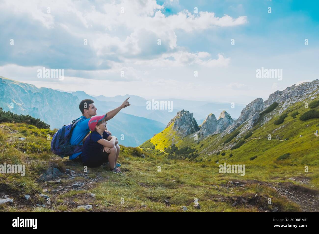 viaggio padre e figlio escursioni in montagna, turismo familiare, Tatra Montagne parco nazionale a Zakopane, Polonia Foto Stock