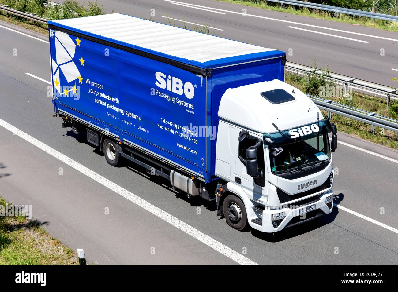 Autocarro SiBO Iveco Eurocargo in autostrada. Foto Stock