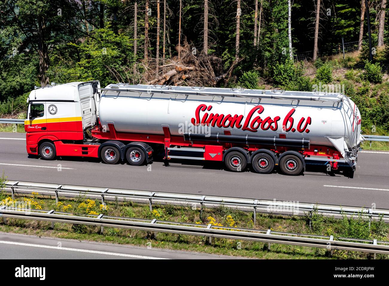 Simon Loos Mercedes-Benz Actros camion con silo rimorchio in autostrada. Foto Stock