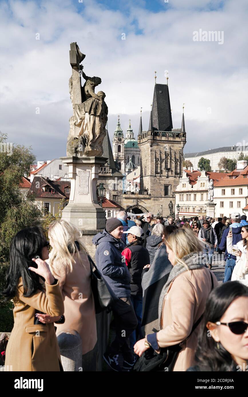 Turisti da tutto il mondo sul Ponte Carlo A Praga Foto Stock