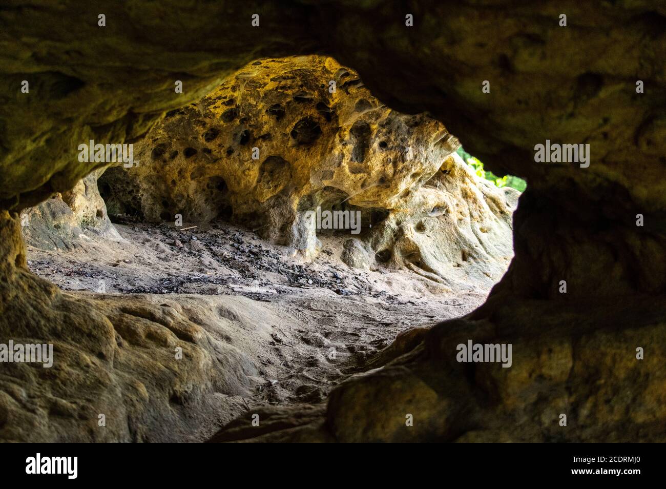 Vista all'interno di una grotta con la luce del sole che passa attraverso, grotta sotto il castello di roccia Hřídelík vicino Blíževedly Foto Stock