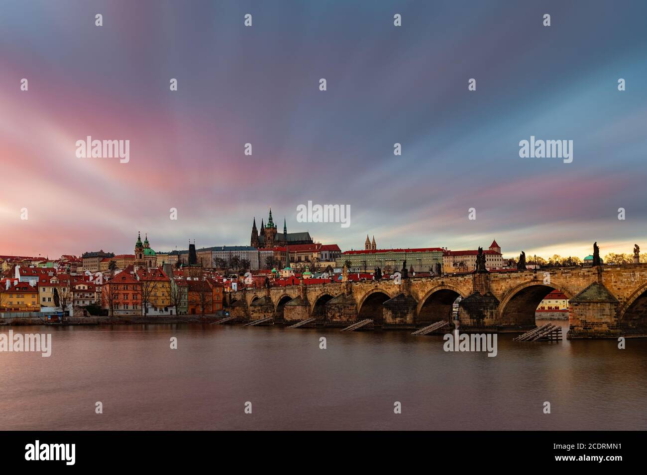 Skyline di Praga con edifici storici nella Repubblica Ceca Foto Stock
