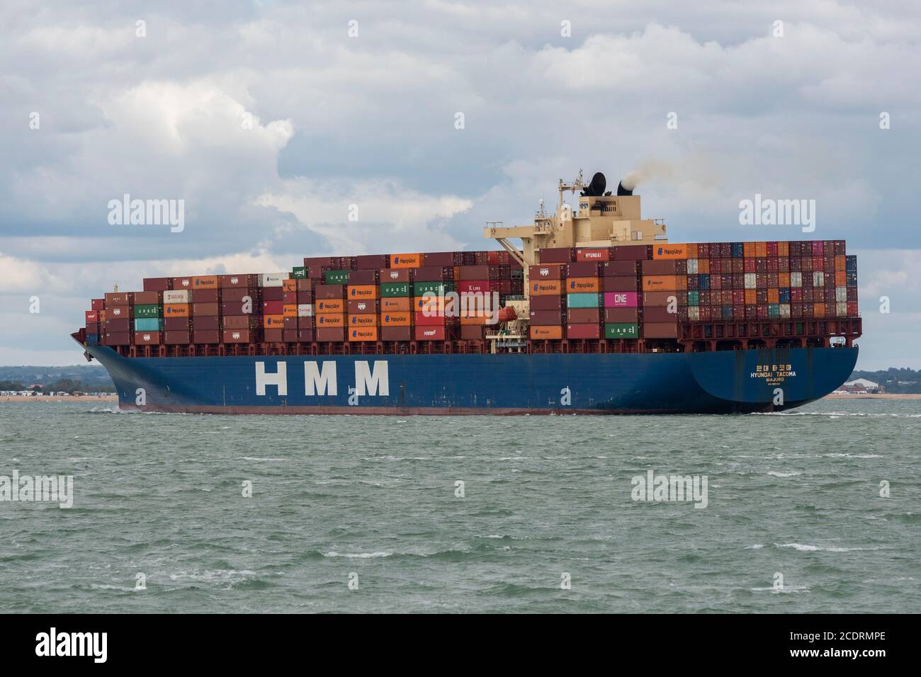 una grande nave da carico per container che entra nel solent e il porto di southampton attracca sulla costa meridionale dell'inghilterra; Foto Stock