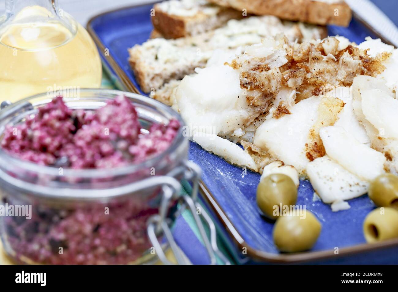 Filetto di merluzzo con insalata di Quinoa con barbabietola e chia semi Foto Stock