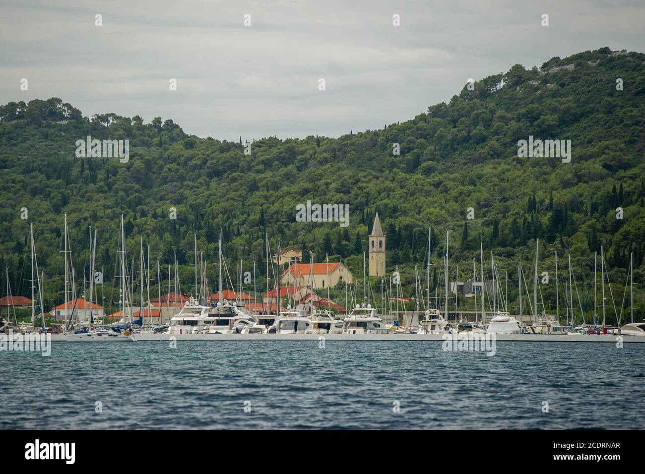 La pace e il relax si possono trovare lungo la splendida costa croata, nuotando, pescando e rilassandosi su una barca o sulla riva. Foto Stock