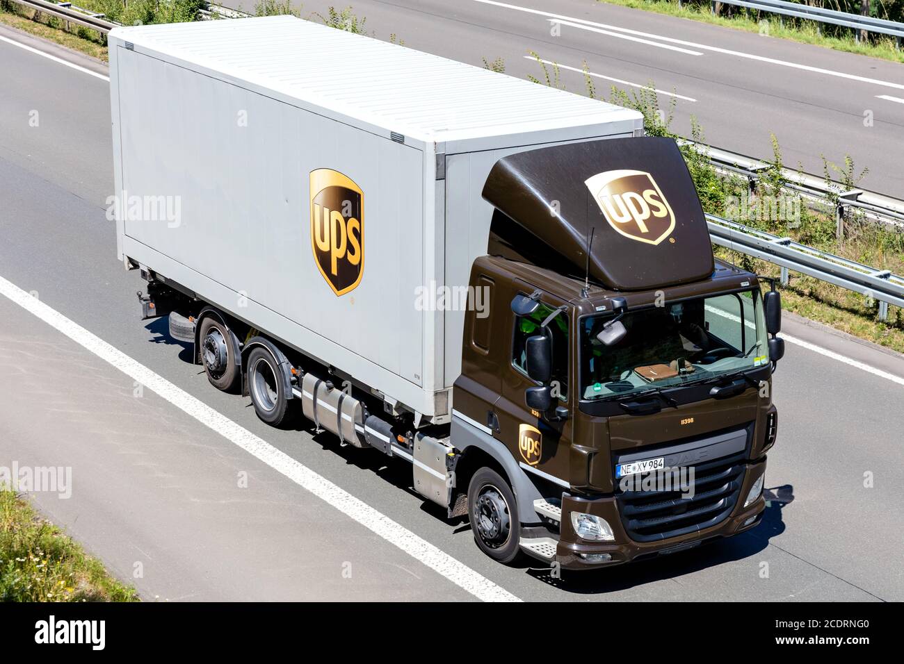 UPS per carrozzerie DAF SWOP in autostrada. UPS è la più grande azienda al mondo per la fornitura di pacchetti e un fornitore di soluzioni per la gestione della catena di fornitura. Foto Stock