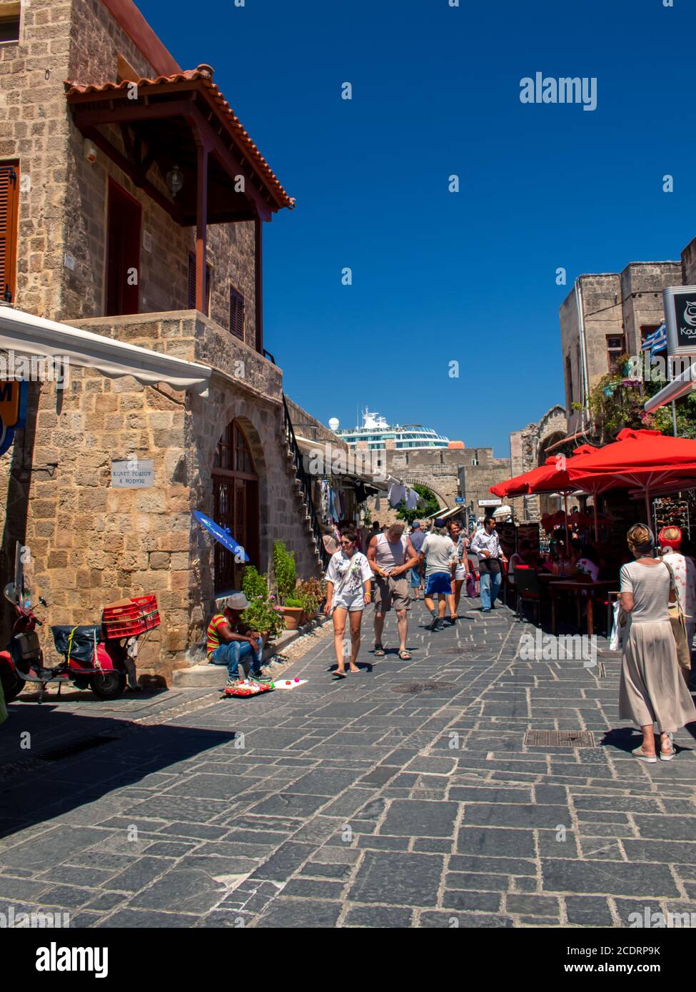 Rodi, Grecia - 03 luglio 2019 - passeggiata turistica per lo shopping e le visite turistiche nella storica città medievale di Rodi in Grecia Foto Stock Rodi, Grecia - 03 luglio 2019 - passeggiata turistica per lo shopping e le visite turistiche nella storica città medievale di Rodi in Grecia Foto Stock