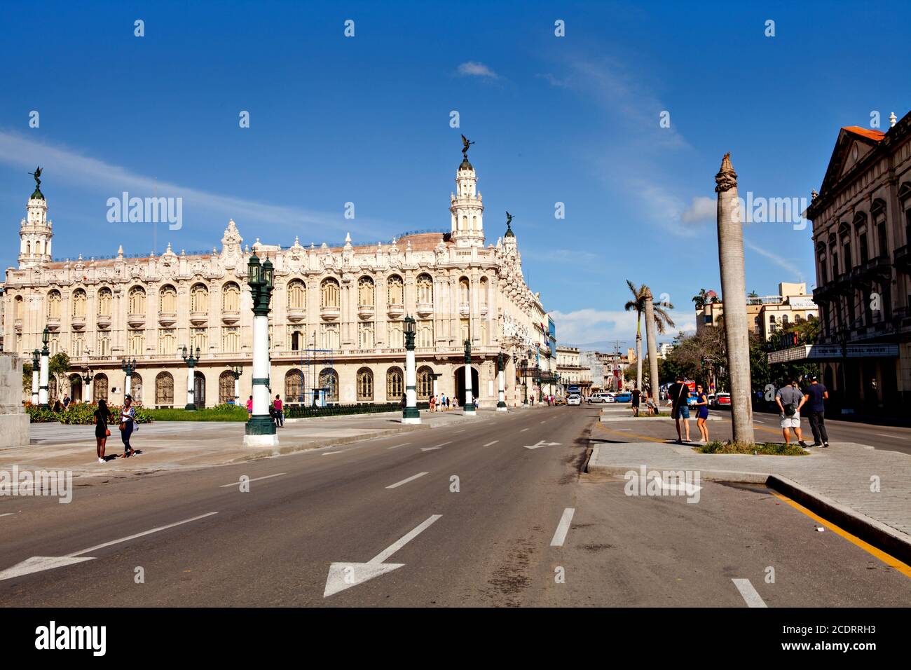 Traffico di fronte al Teatro Nazionale (Alicia Alonso) di l'Avana vicino al Parco Centrale, Cuba Foto Stock