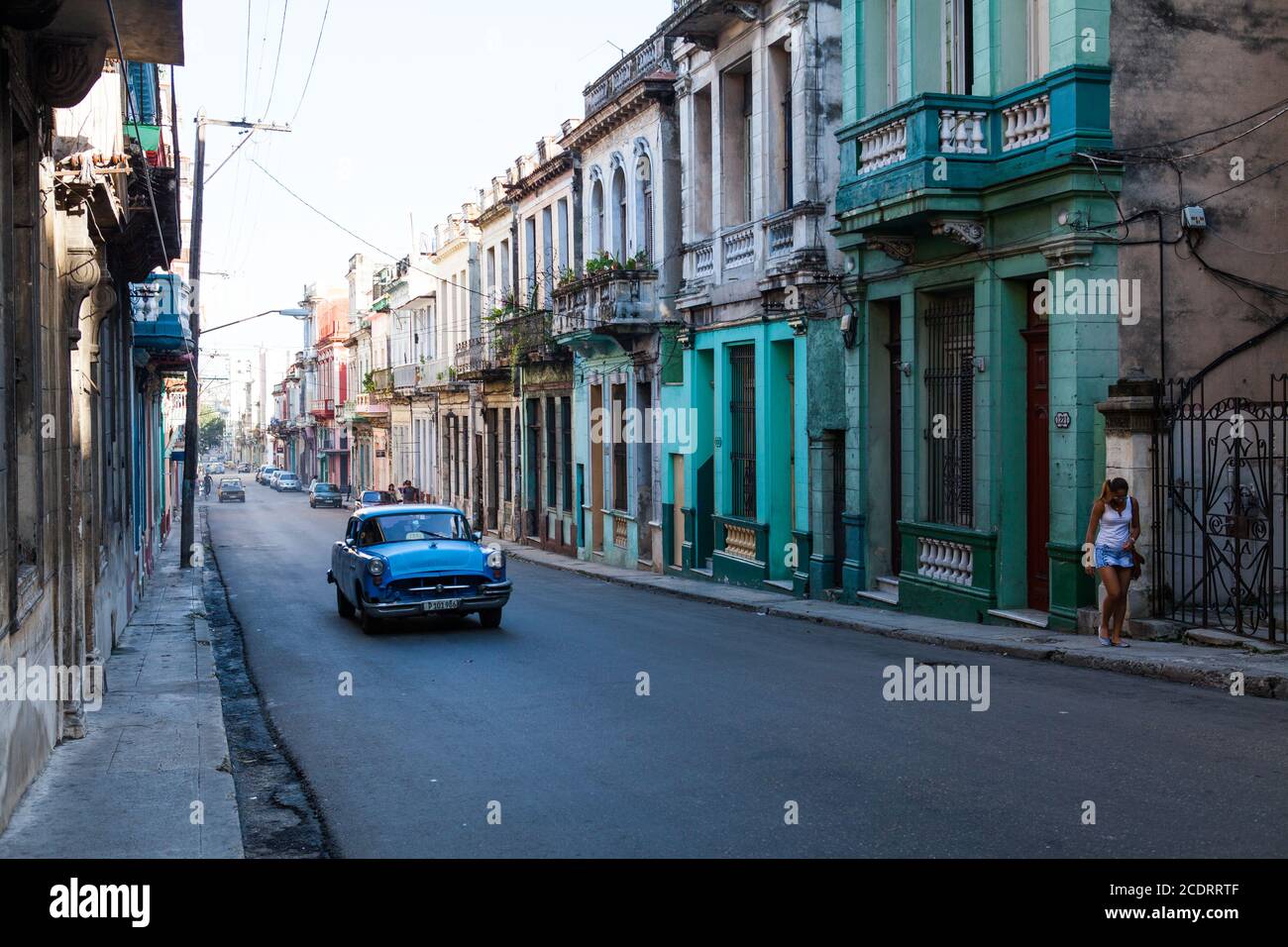 Vecchie auto classiche americane per le strade di Old Havana, Cuba Foto Stock