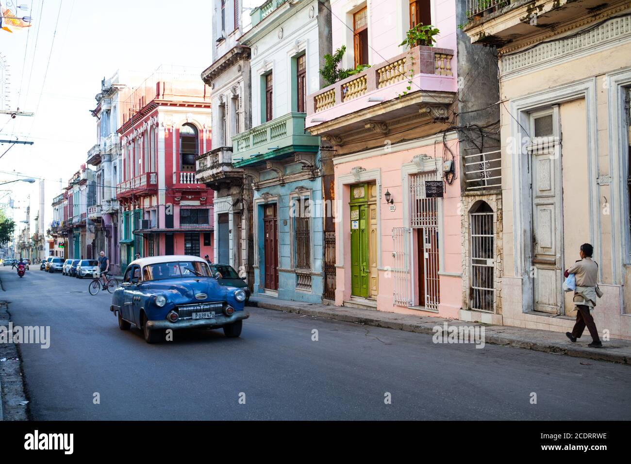 Vecchie auto classiche americane per le strade di Old Havana, Cuba Foto Stock