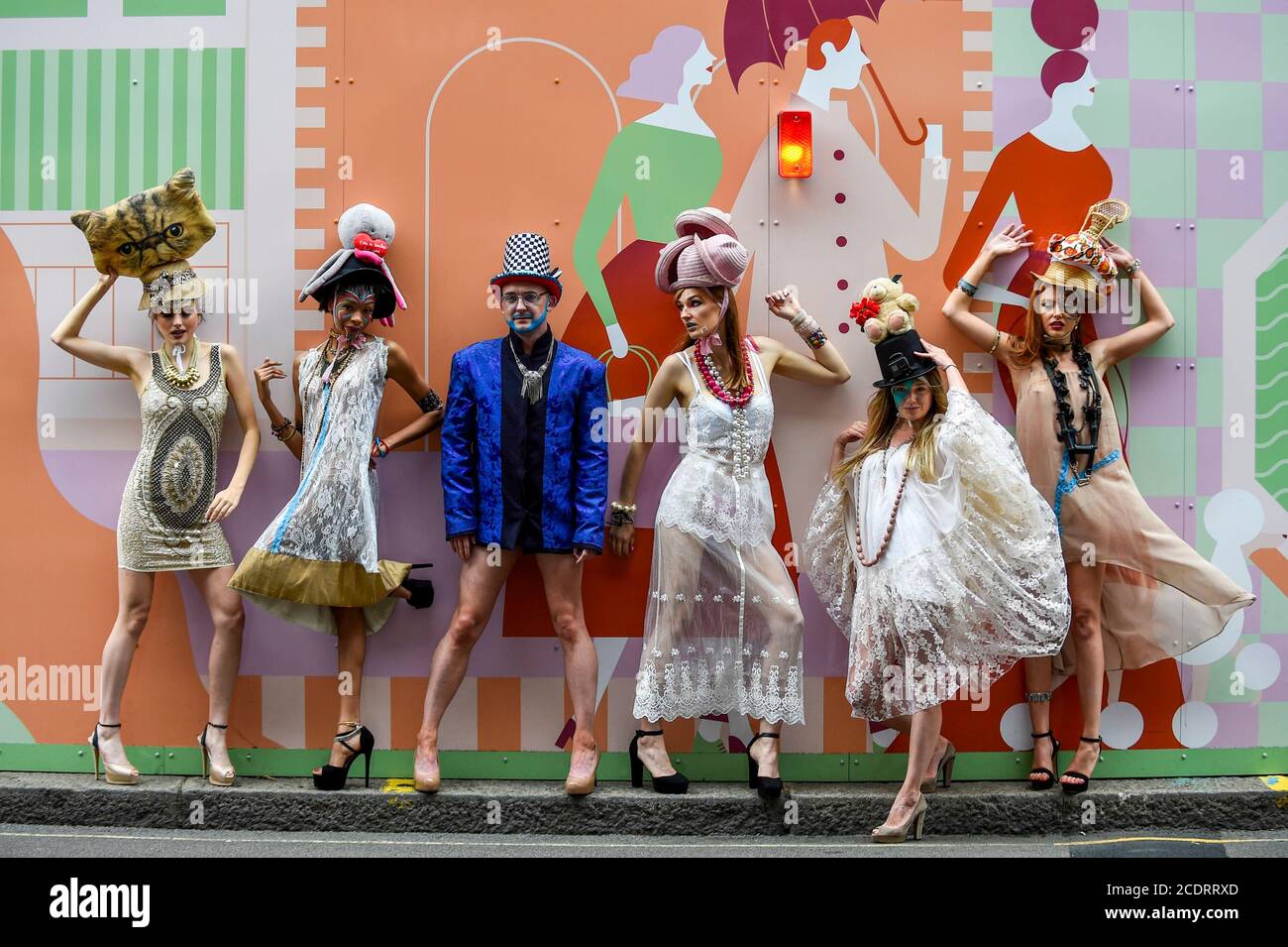 Londra, Regno Unito. 29 agosto 2020. I modelli prendono parte ad una sfilata di moda flashmob a Sloane Street, Knightsbridge, per lo stilista Pierre Garroudi. Credit: Stephen Chung / Alamy Live News Foto Stock