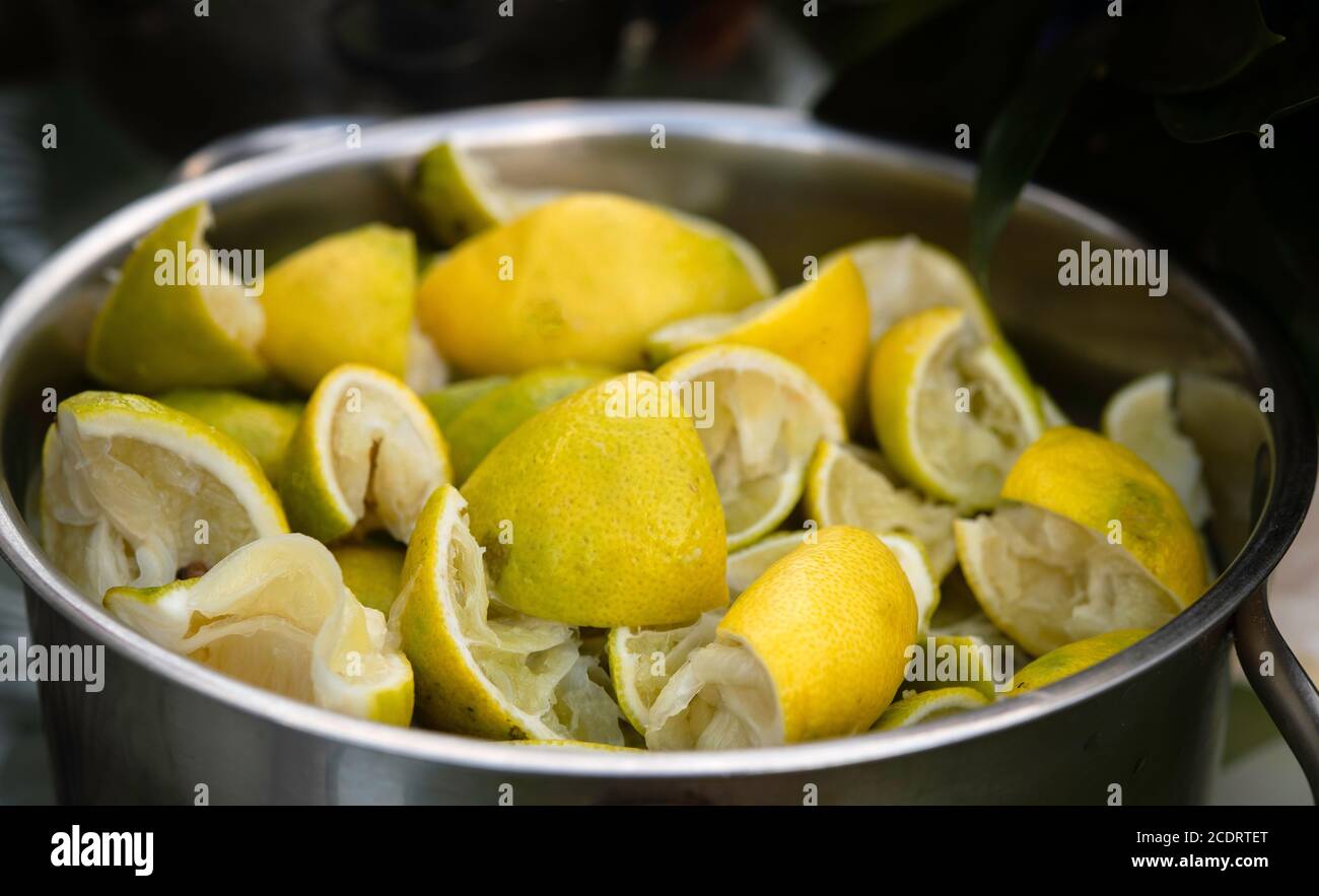 Pezzi di limone tagliato e preparato per coctail isolaterd in background sfocato. Primo piano di limone fresco. Vitamine. Dieta. Succo di limone Foto Stock