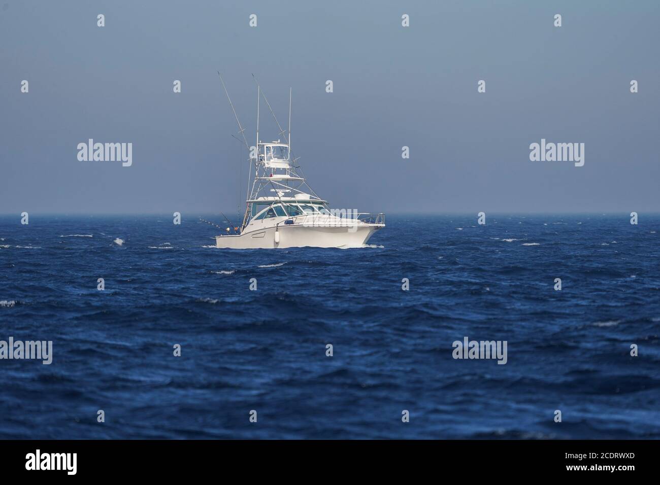 Moderna barca da pesca sportiva in mare aperto, allo stretto di Gibilterra, Spagna. Foto Stock