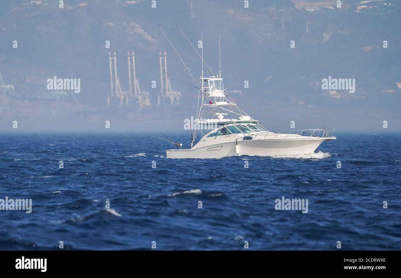 Moderna barca da pesca sportiva in mare aperto, allo stretto di Gibilterra, Spagna. Foto Stock