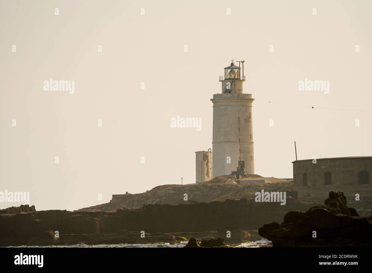 Faro del xviii secolo a Tarifa il punto, la Isla de las palomas, Costa de la Luz, Andalusia, Spagna. Foto Stock