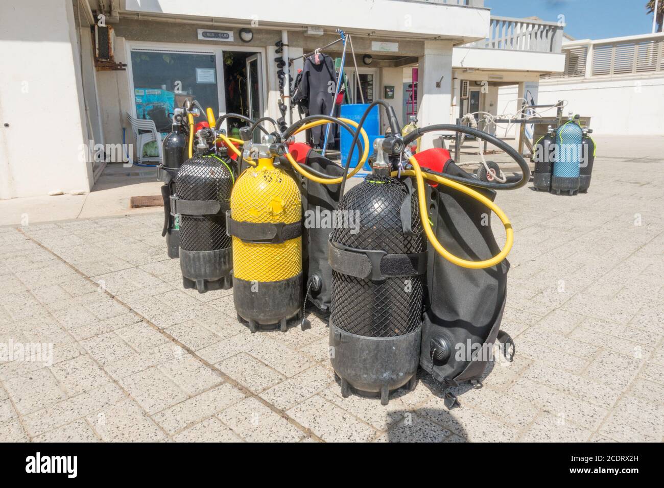 Attrezzature per immersioni subacquee allineate di fronte al centro immersioni di Tarifa, spagna. Foto Stock