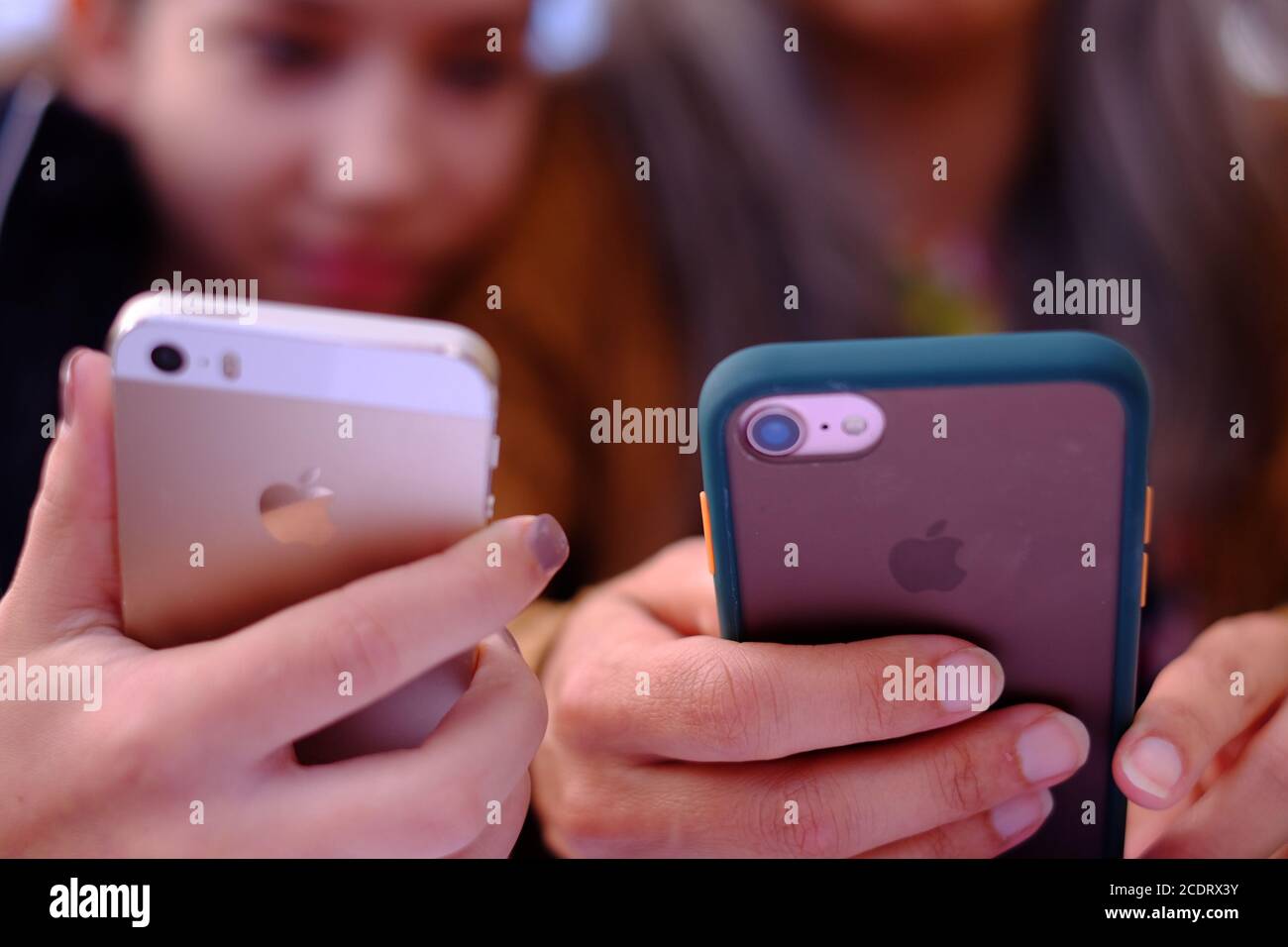 Madre e figlia che guardano lo schermo del telefono Foto Stock