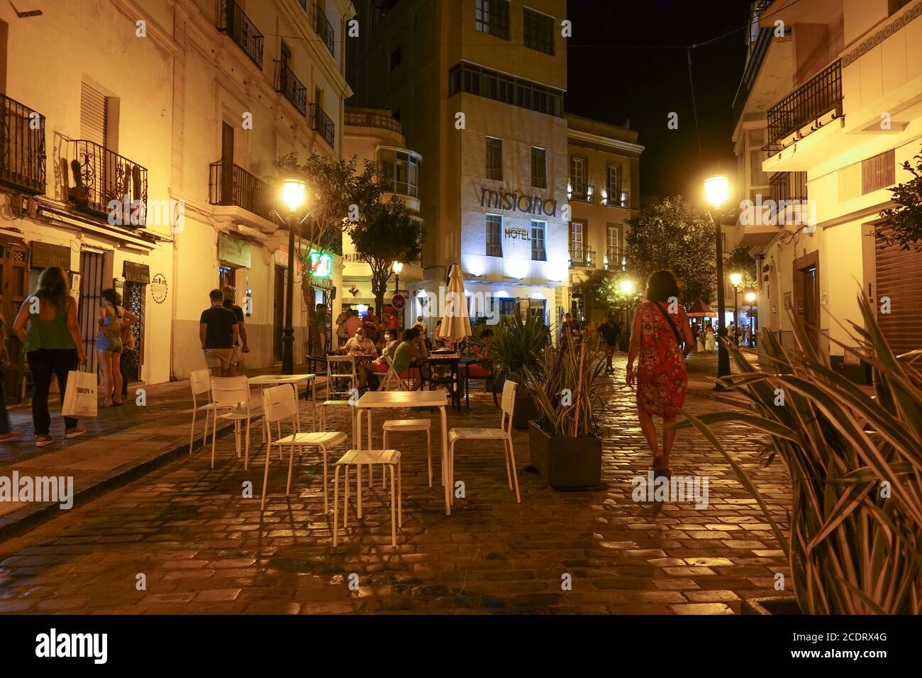 Tarifa Spagna, vista sulla strada di notte con bar e terrazze durante Covid Pandemic., Andalusia, costa de la luz, Spagna. Foto Stock