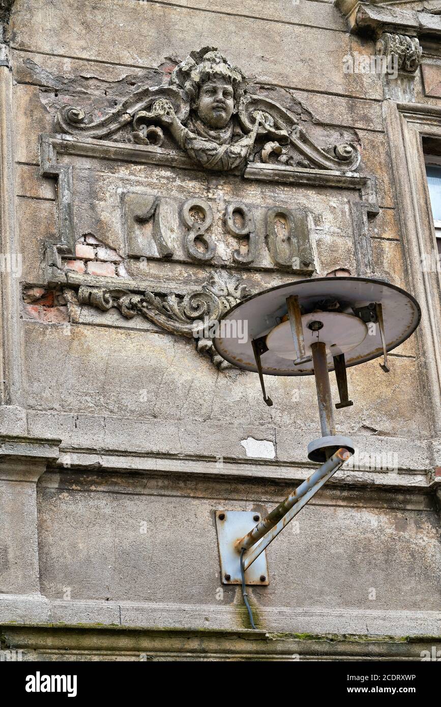 Lampada distrutta sulla facciata decaduta di una casa in Magdeburgo Foto Stock