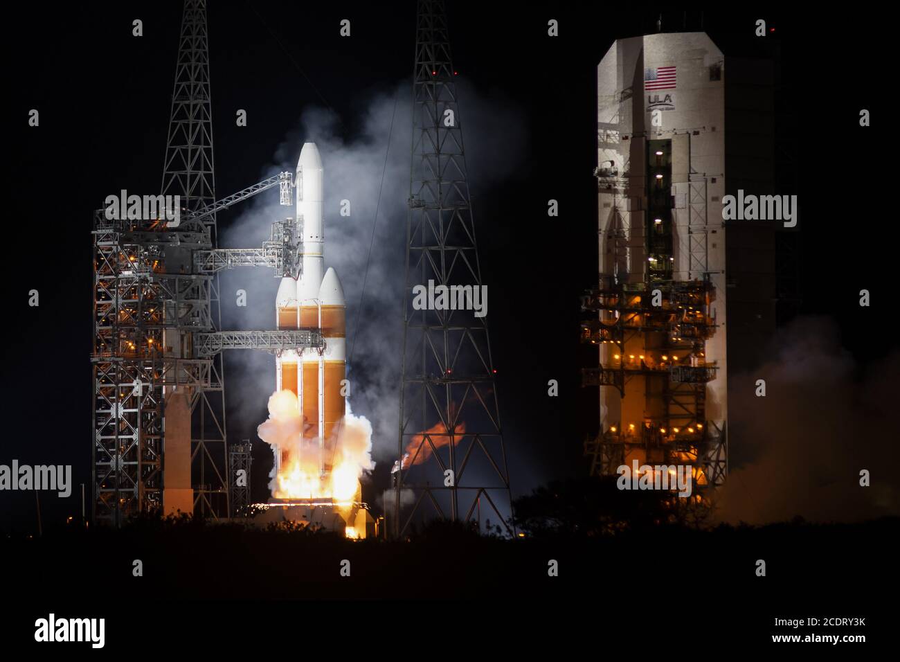 Cape Canaveral, Florida, Stati Uniti. 29 agosto 2020. A T-3 secondi, una United Launch Alliance (ULA) Delta IV Heavy subisce un'interruzione a caldo sul complesso 37 presso la Cape Canaveral Air Force Station, Florida, sabato 29 agosto 2020. I responsabili del lancio presso ULA prevedono che il lancio subirà un ritardo di almeno una settimana, poiché tentano di capire la causa esatta dello spegnimento del motore. Foto di Joe Marino/UPI Credit: UPI/Alamy Live News Foto Stock