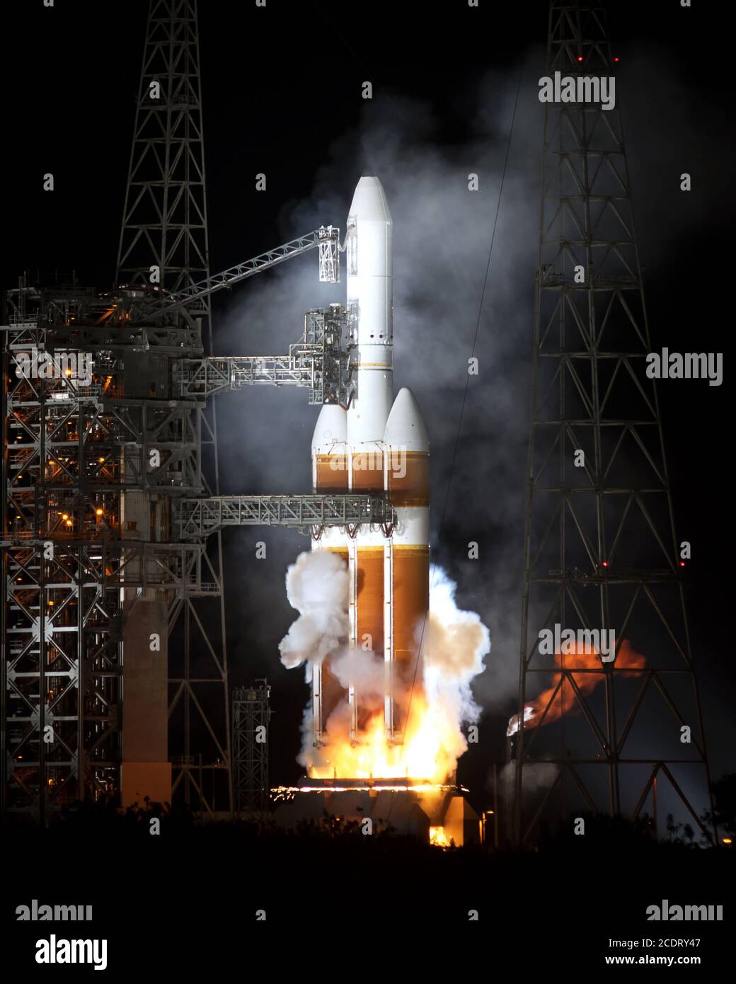 Cape Canaveral, Florida, Stati Uniti. 29 agosto 2020. A T-3 secondi, una United Launch Alliance (ULA) Delta IV Heavy subisce un'interruzione a caldo sul complesso 37 presso la Cape Canaveral Air Force Station, Florida, sabato 29 agosto 2020. I responsabili del lancio presso ULA prevedono che il lancio subirà un ritardo di almeno una settimana, poiché tentano di capire la causa esatta dello spegnimento del motore. Foto di Joe Marino/UPI Credit: UPI/Alamy Live News Foto Stock