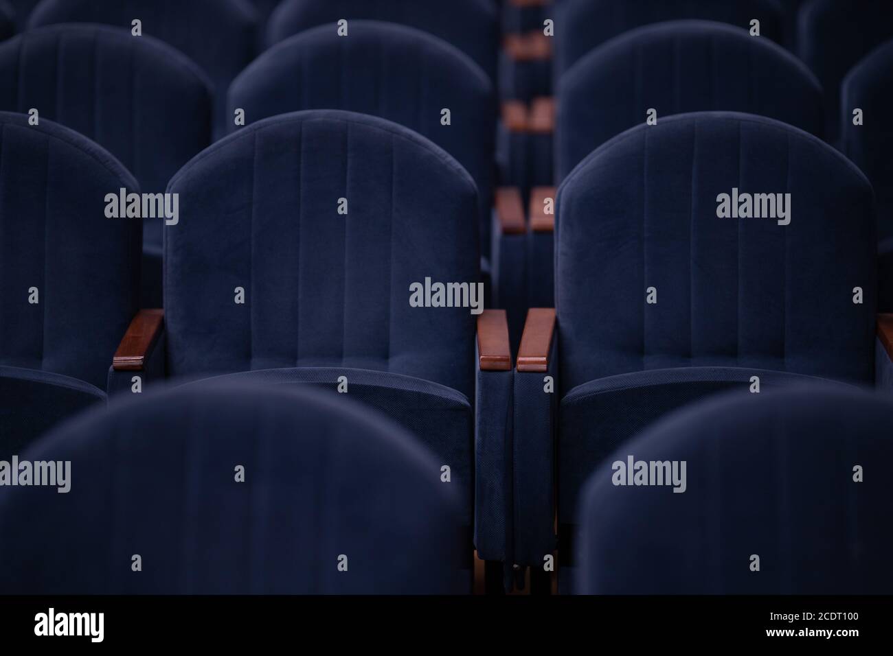 Sedili in velluto grigio blu per spettatori a teatro o al cinema Foto Stock