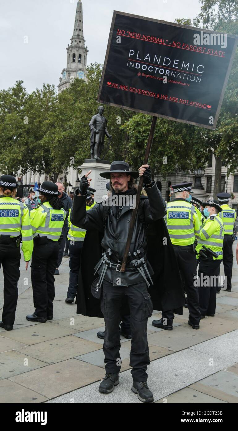 Londra UK 29 agosto 2020 un Guy Fawkes guardare allo stesso modo Al raduno di oggi per la libertà in Trafalgar Square .Paul Quezada-Neiman/Alamy Notizie dal vivo Foto Stock