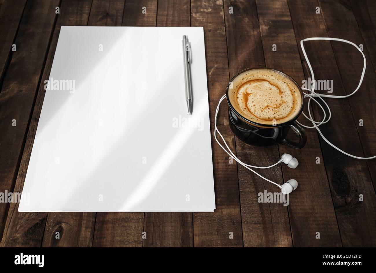 La carta intestata, caffè, cuffie, penna Foto Stock