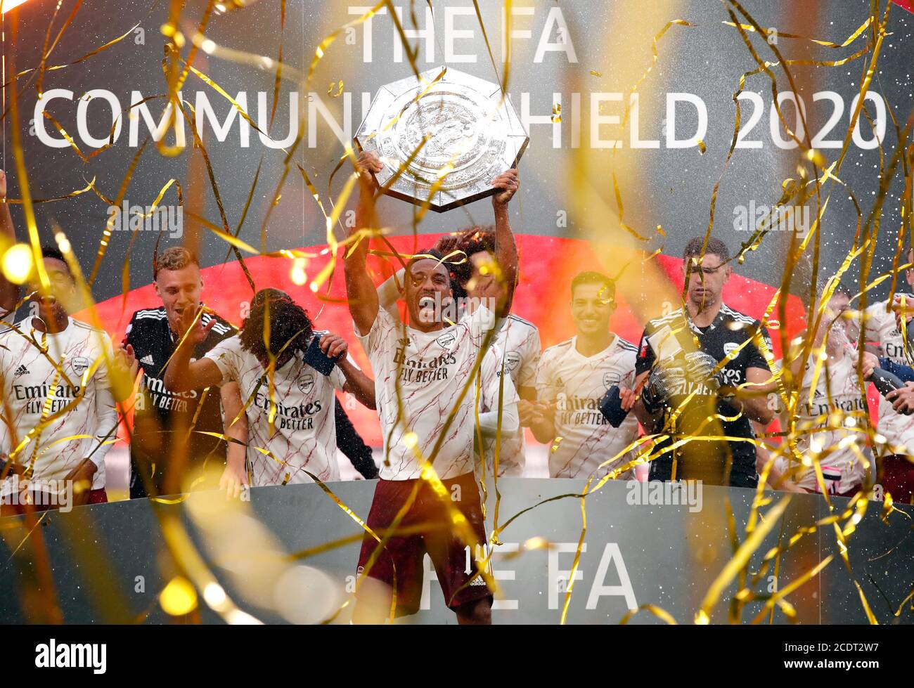 Pierre-Emerick Aubageyang dell'Arsenal alza il trofeo durante lo Scudo della Comunità allo Stadio di Wembley, Londra. Foto Stock