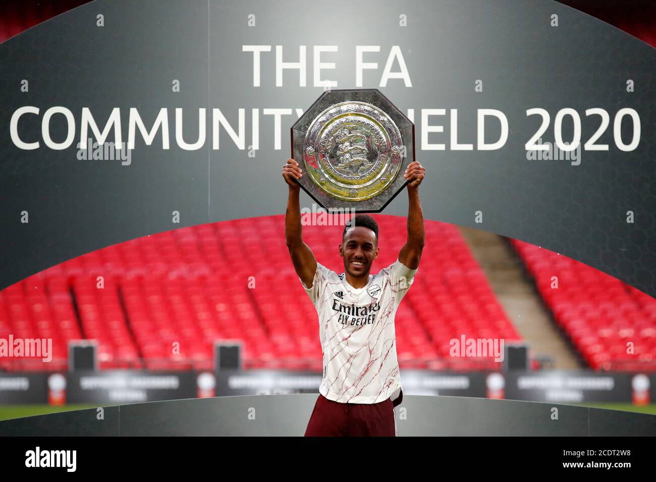 Pierre-Emerick Aubageyang dell'Arsenal alza il trofeo durante lo Scudo della Comunità allo Stadio di Wembley, Londra. Foto Stock