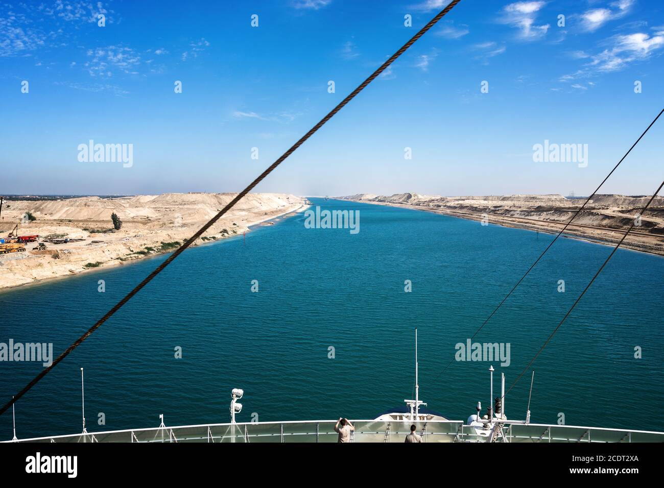 Il canale di Suez - una nave guida nel nuovo canale di estensione orientale Foto Stock