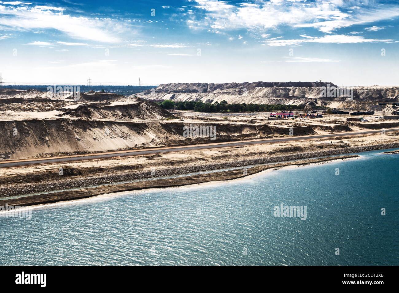 Il canale di Suez e il nel mese di agosto 2015 di recente apertura Canale di espansione orientale con masse di sabbia rialzate Foto Stock