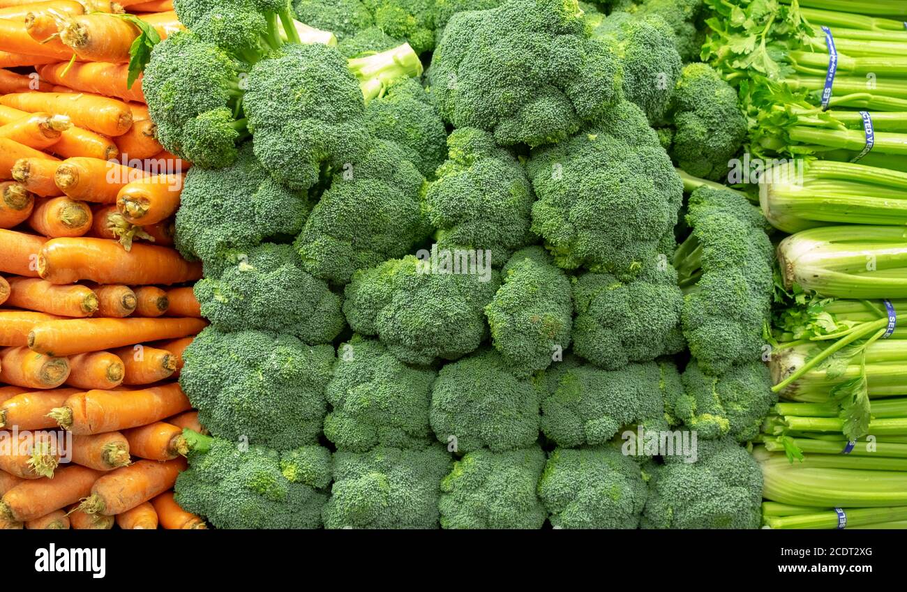 Carote e broccoli in vendita in un supermercato, Arizona, USA Foto Stock