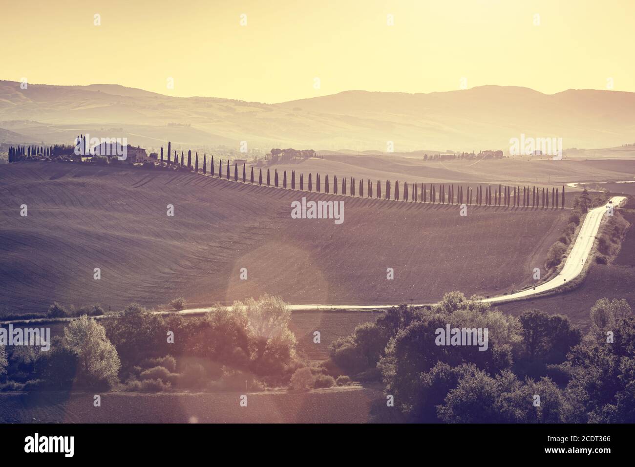 Toscana campi e valli paesaggio autunnale, Italia. Tramonto, luce vintage Foto Stock