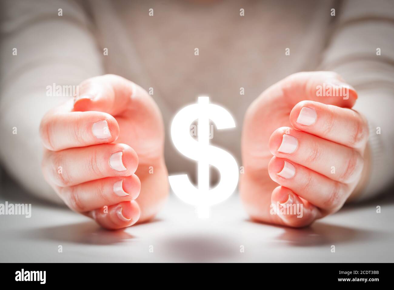 Segno del dollaro fra le mani della donna 39; s in gesto di protezione. Stabilità valutaria Foto Stock